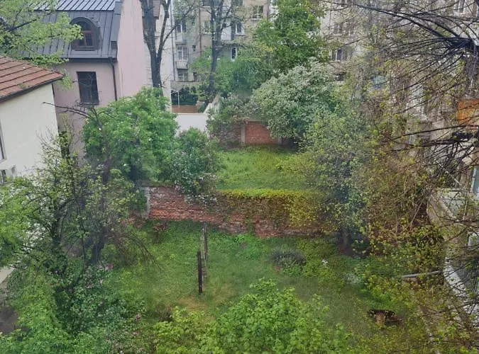 Raya Maisonette, Ideal Center